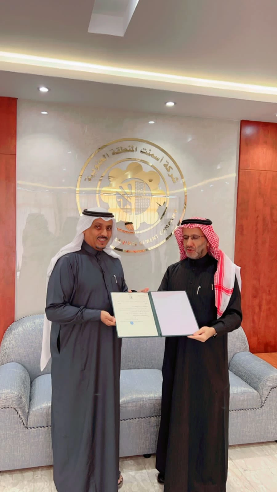 تكريم شركة اسمنت الجنوب من سماحة المفتي العام وذلك لدعم الشركة الفرع في مبادرة ملتقى الاسرة