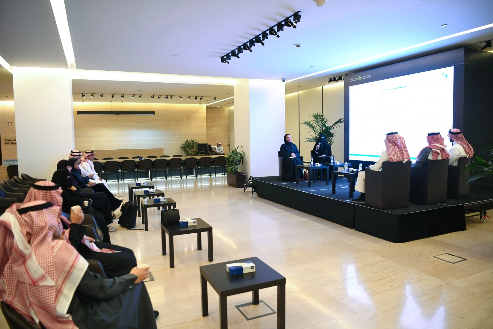 اثنينة التواصل تناقش تعزيز الحماية من التعديات السلوكية في بيئة العمل بالقطاع الخاص