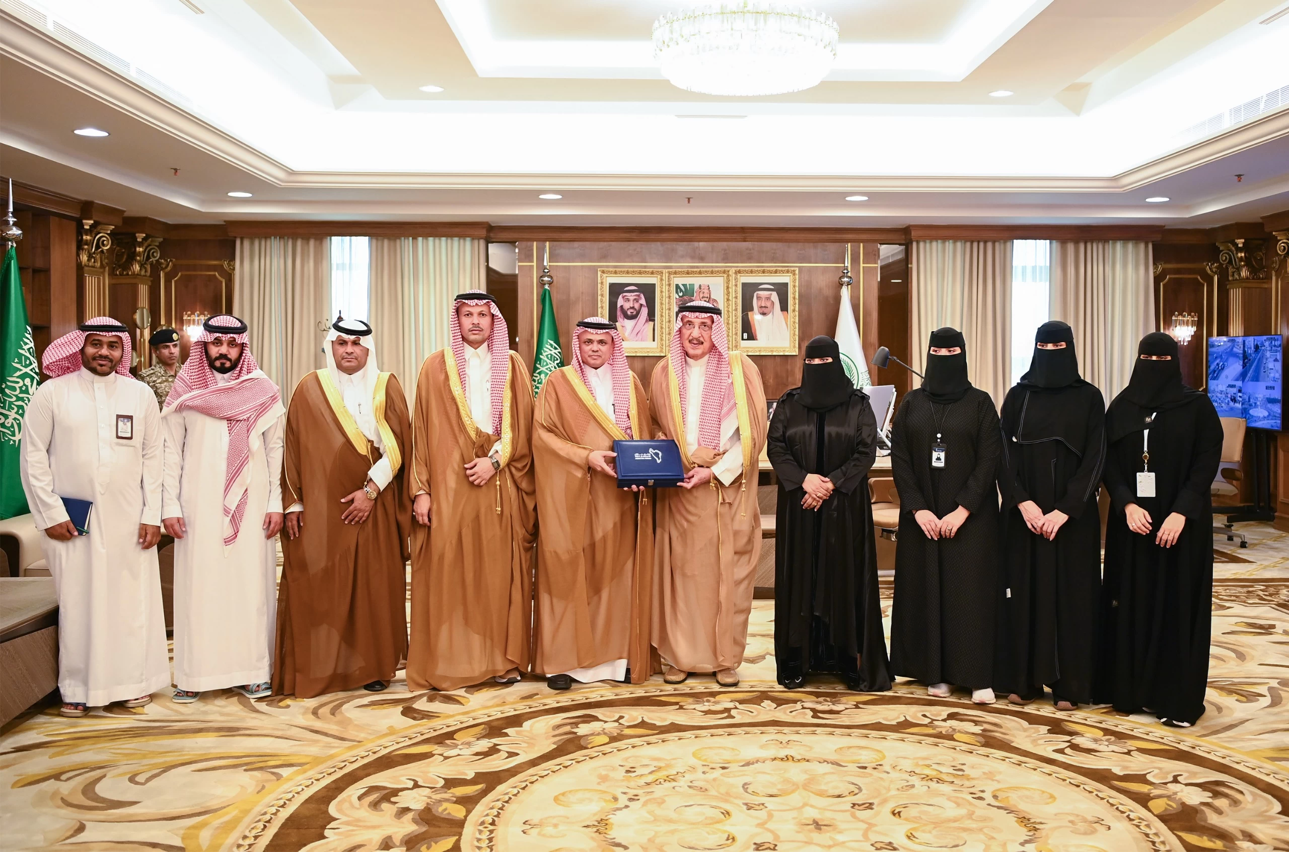 الأمير محمد بن ناصر يستقبل رئيس وأمين غرفة جازان