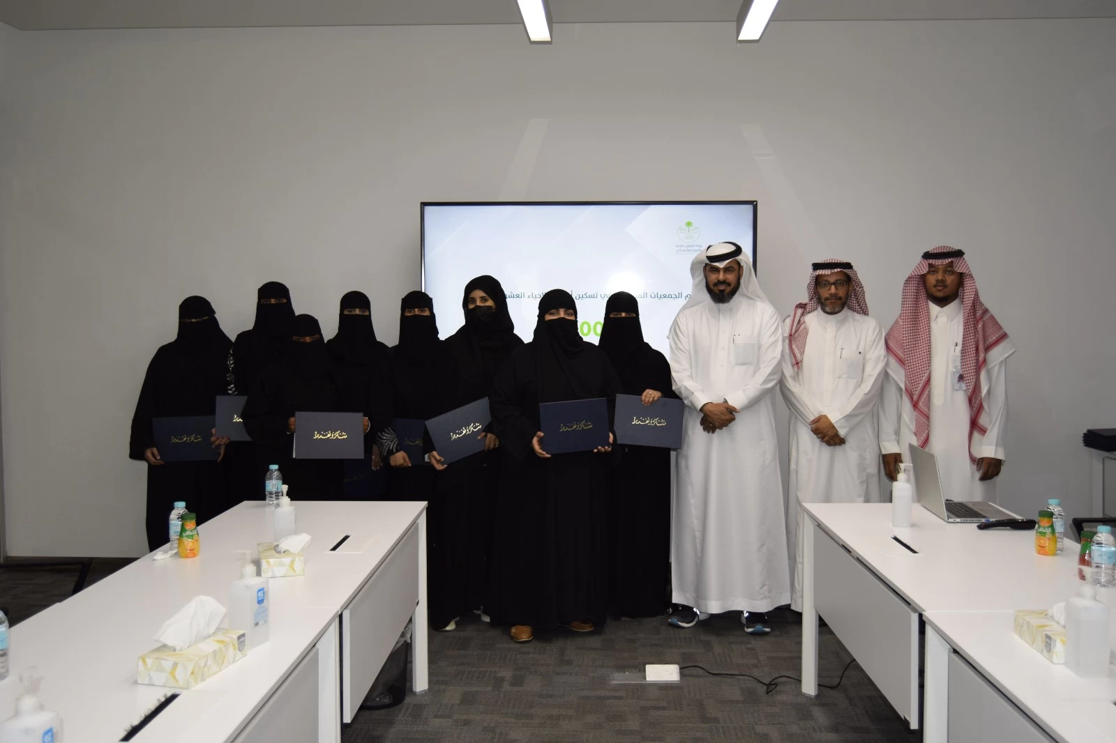 وزارة الشؤون البلدية والقروية والاسكان تكرم جمعية طويق لاسهامها في تسكين ١٠٠٣ أسرة بمنطقة مكة المكرمة