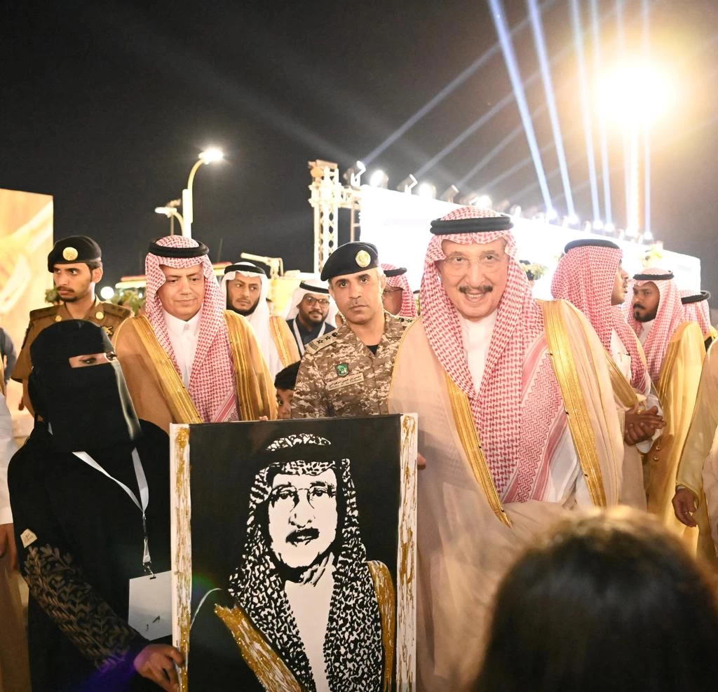 أمير جازان يطلق لقب "الفنانة الشاملة "للعسيري بمهرجان العسل التاسع 