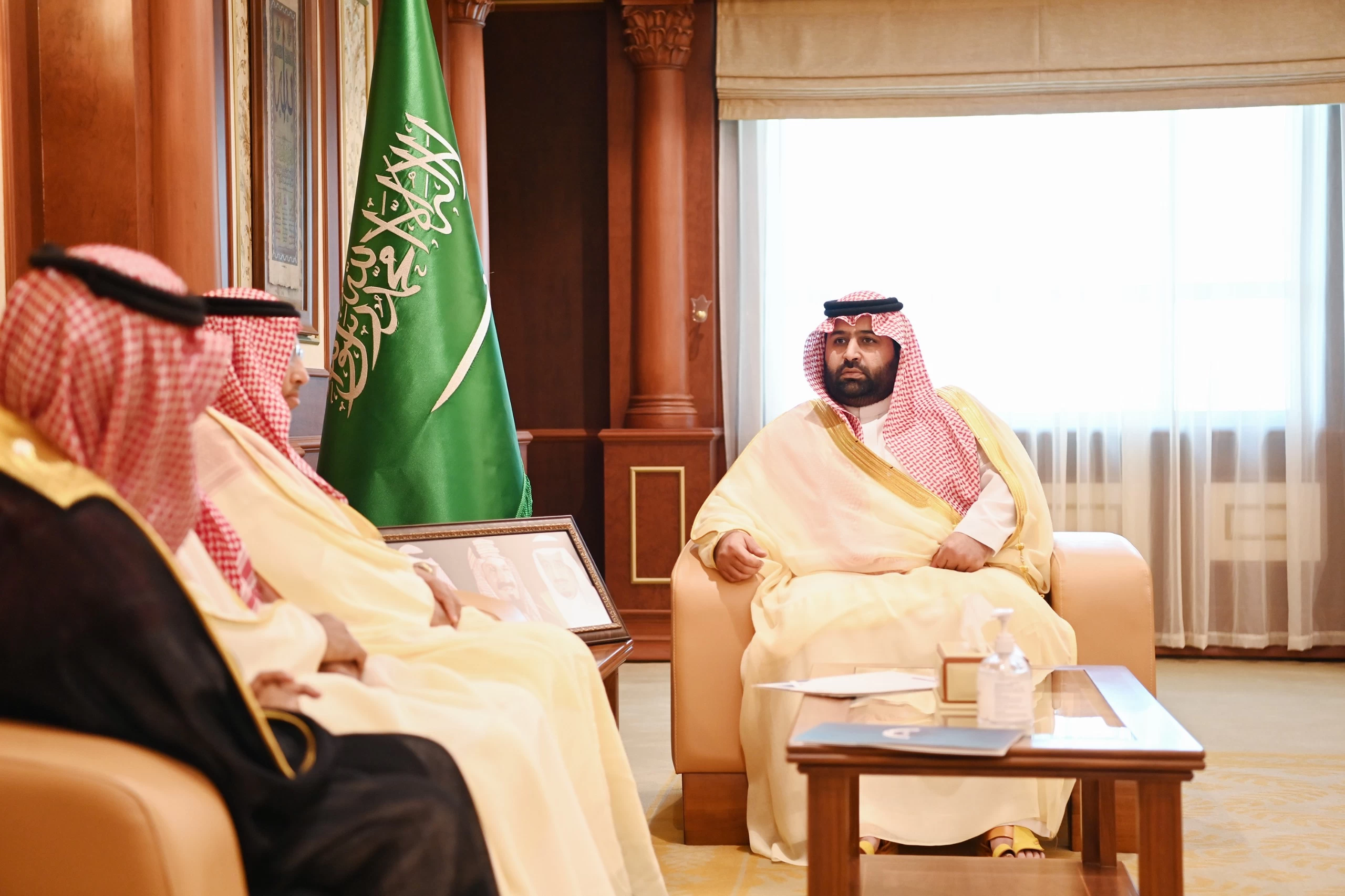 نائب أمير جازان يستقبل رئيس نادي جازان الأدبي..