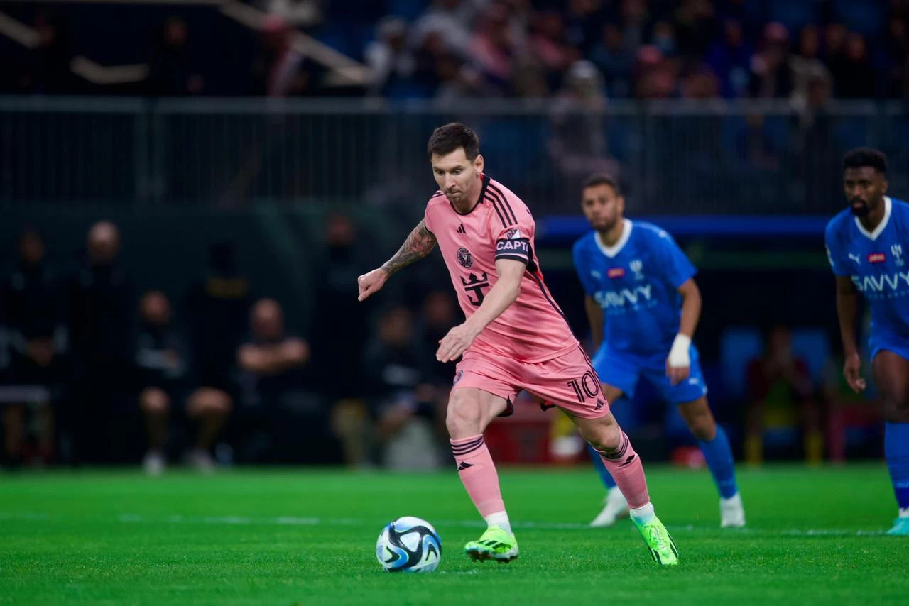 في افتتاح ملعب المملكة أرينا ، الهلال يهزم إنتر ميامي برباعية في كأس موسم الرياض.