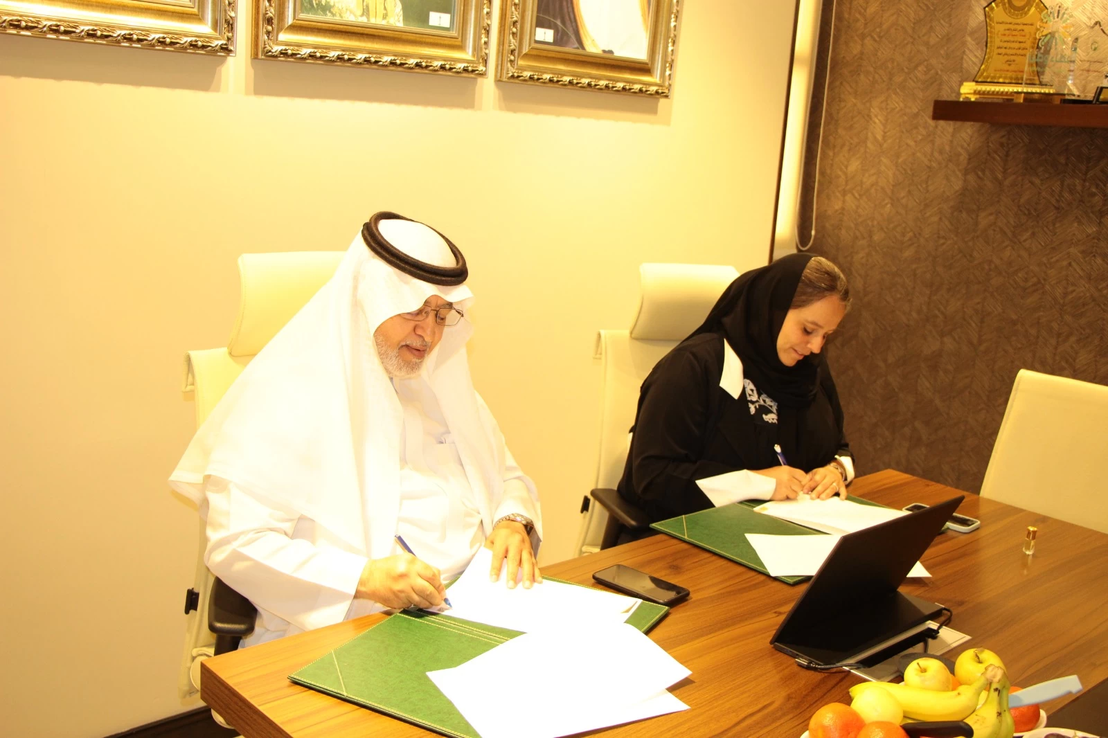 "بر جدة" ووقف الوالدين يوقعان مذكرة تفاهم مع الجمعية النسائية الخيرية الأولى لدعم العمل الاجتماعي التنموي