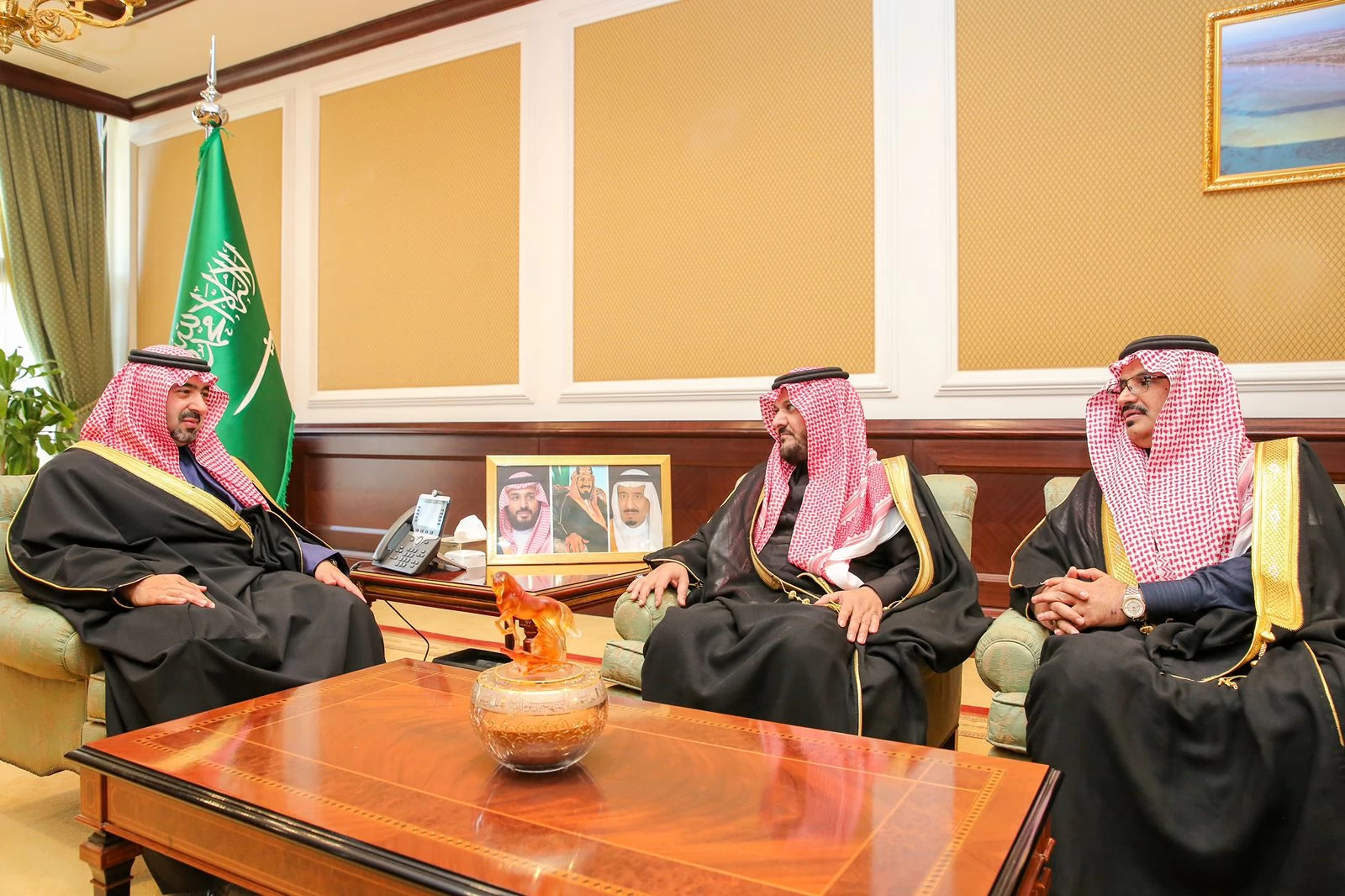 نائب أمير تبوك يستقبل رئيس نادي تبوك الأدبي