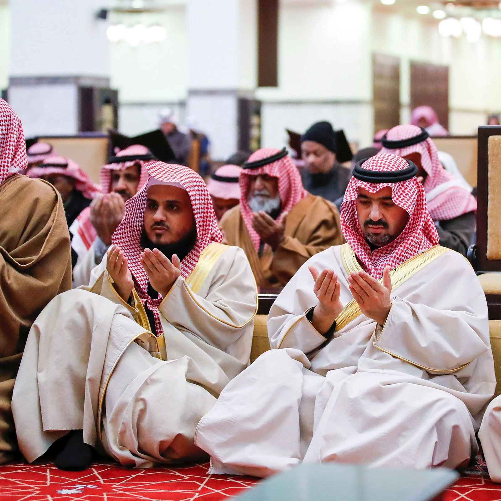 نائب أمير تبوك يتقدم جموع المصلين بجامع الوالدين لأداء صلاة الاستسقاء