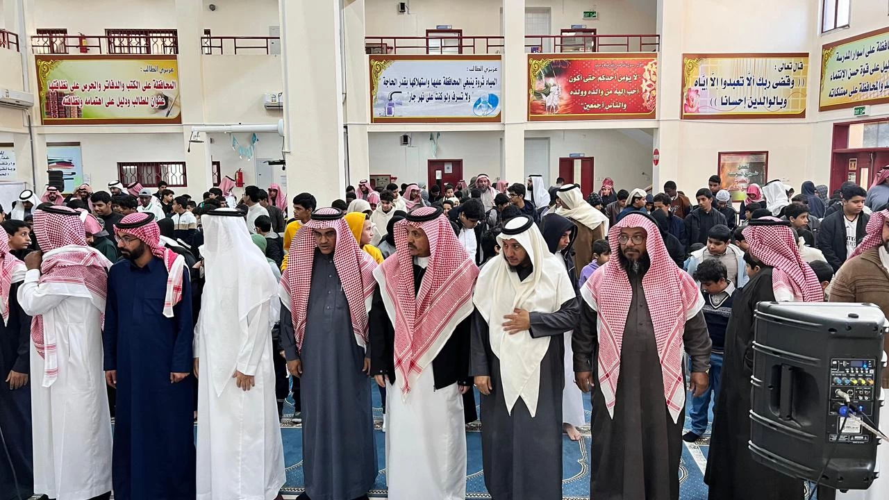 مدير ⁧‫تعليم الطائف ‬⁩ يؤدي صلاة الاستسقاء مع أبنائه الطلاب في مدرسة الخالدية الابتدائية 