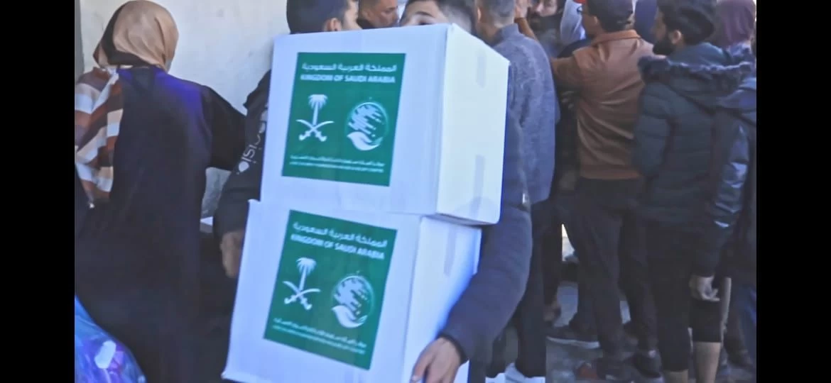 مركز الملك سلمان للإغاثة يواصل توزيع السلال الغذائية في خربة العدس شرق رفح جنوب قطاع غزة
