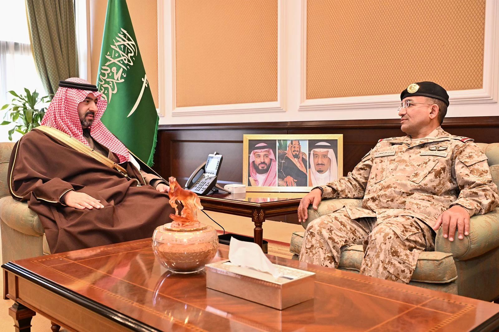 نائب أمير تبوك يستقبل قائد المنطقة الشمالية الغربية 