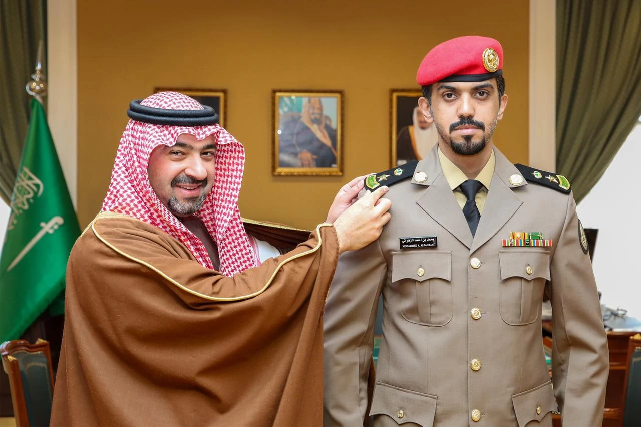 نائب أمير تبوك يقلد مساعد قائد أمن الإمارة رتبته الجديدة