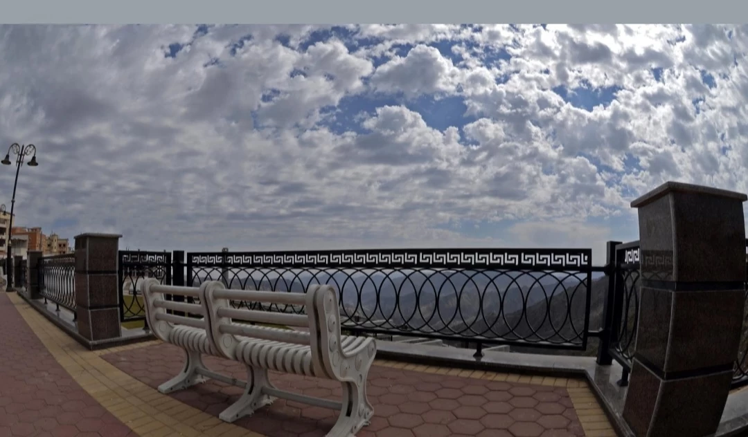 أجواء شتوية فريدة في عسير : مزجت بين تساقط الأمطار وتكون كتل ضخمة من الضباب