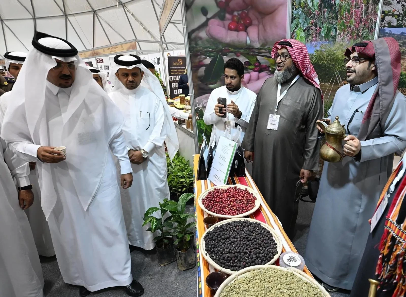 مهرجان البن الأول في رجال ألمع يستقطب( 21 ) ألف زائر خلال أربعة أيام 