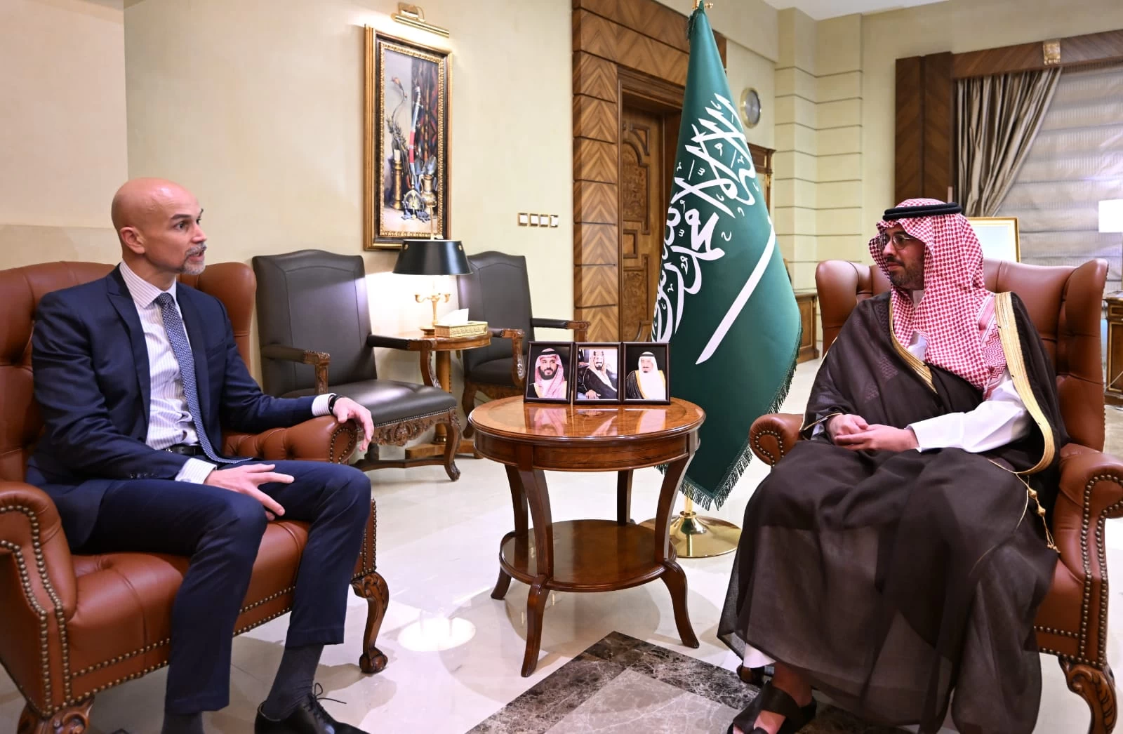 الأمير سعود بن جلوي يستقبل القنصل الفرنسي