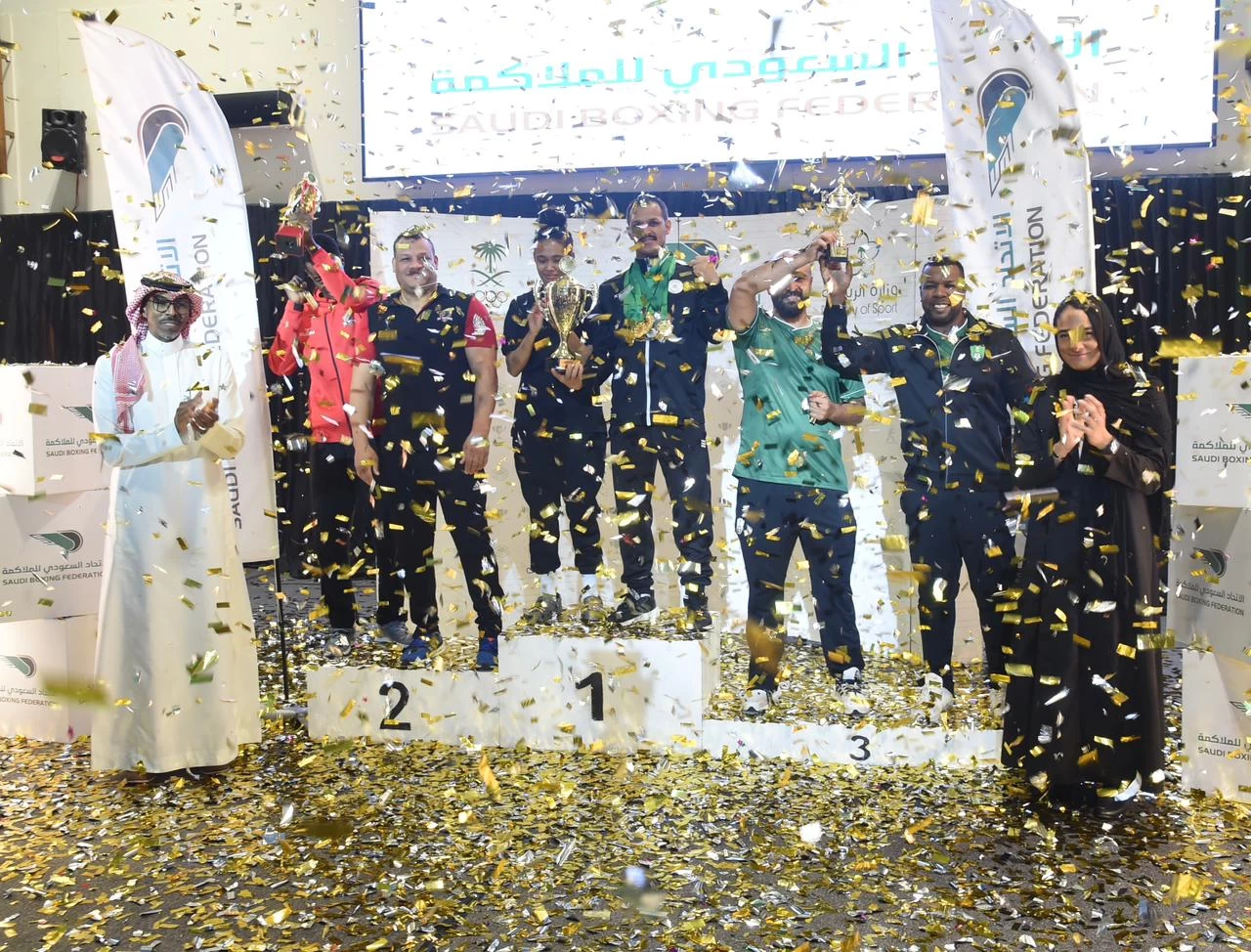 تتويج الفائزين في بطولة كأس نخبة الملاكمة 
