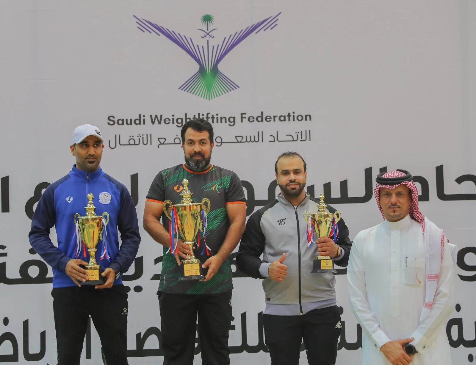 رباعو النور يخطفون كأس البطولة التمهيدية للكبار لرفع الاثقال