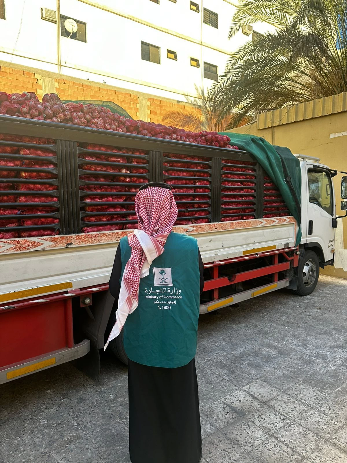 "التجارة" تضبط عمالة مخالفة تمارس الغش التجاري في زيوت السيارات