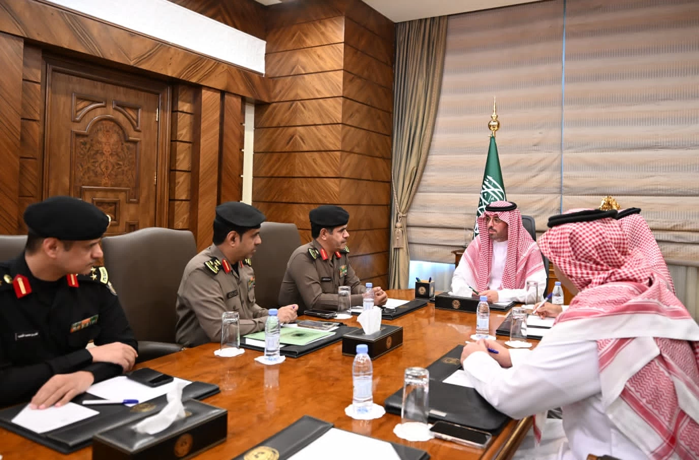 محافظ جدة يرأس اجتماع استعدادات الجهات الأمنية للاحتفاء بـ "يوم التأسيس"