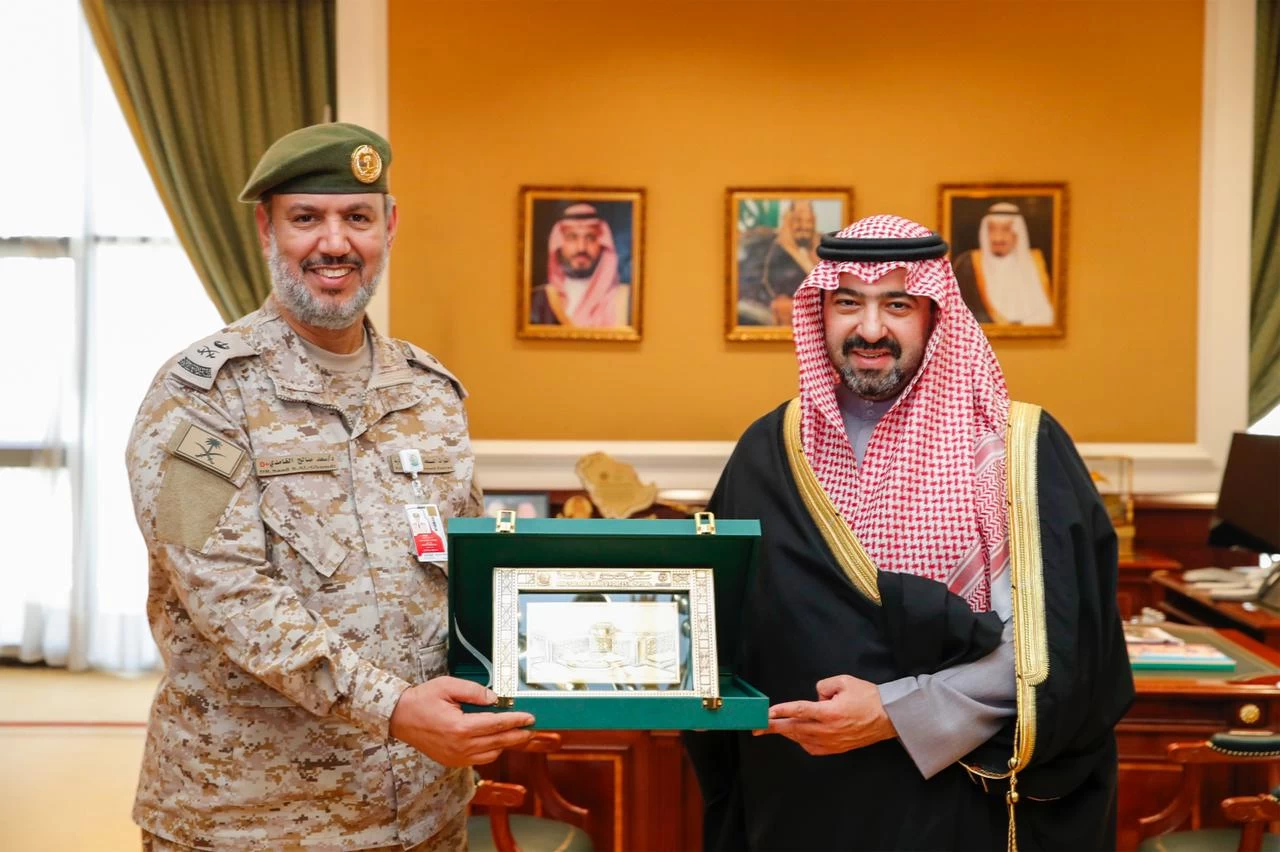 نائب أمير تبوك يستقبل مدير مستشفى الملك سلمان للقوات المسلحة بالشمالية الغربية 