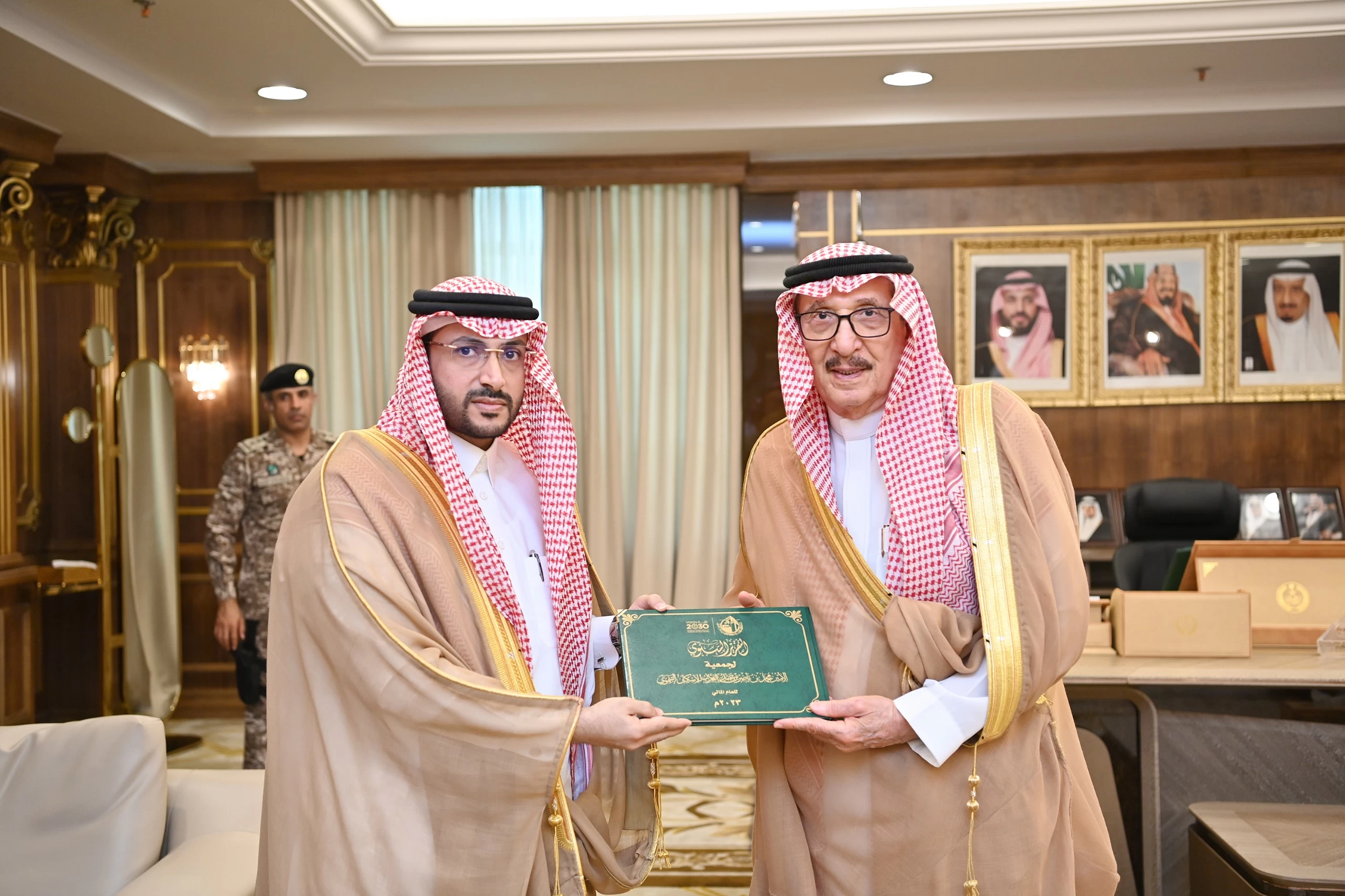 أمير منطقة جازان يطلع على التقرير السنوي لمجلس إدارة جمعية الأمير محمد بن ناصر للإسكان التنموي