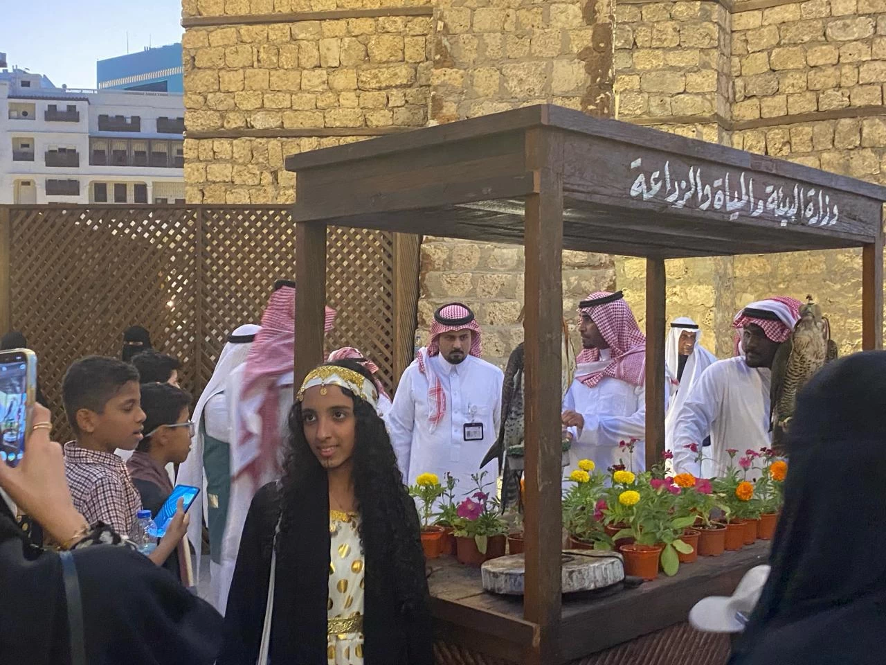 مكتب وزارة البيئة بمحافظة جدة يواكب يوم التأسيس بمعرض للصقور وتوزيعا للشتلات
