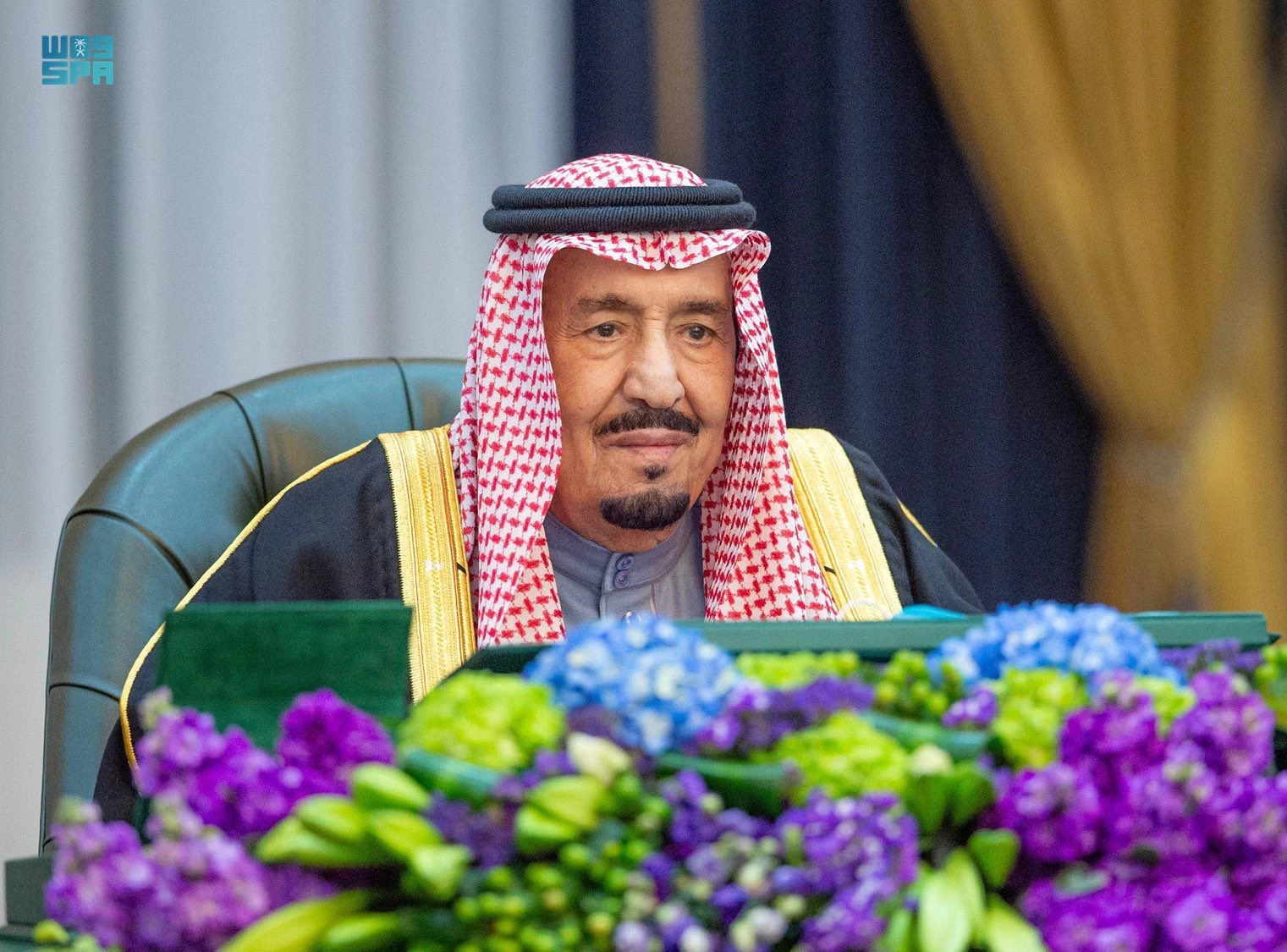 خادم الحرمين الشريفين الملك سلمان بن عبد العزيز آل سعود - حفظه الله- يرأس جلسة مجلس الوزراء.