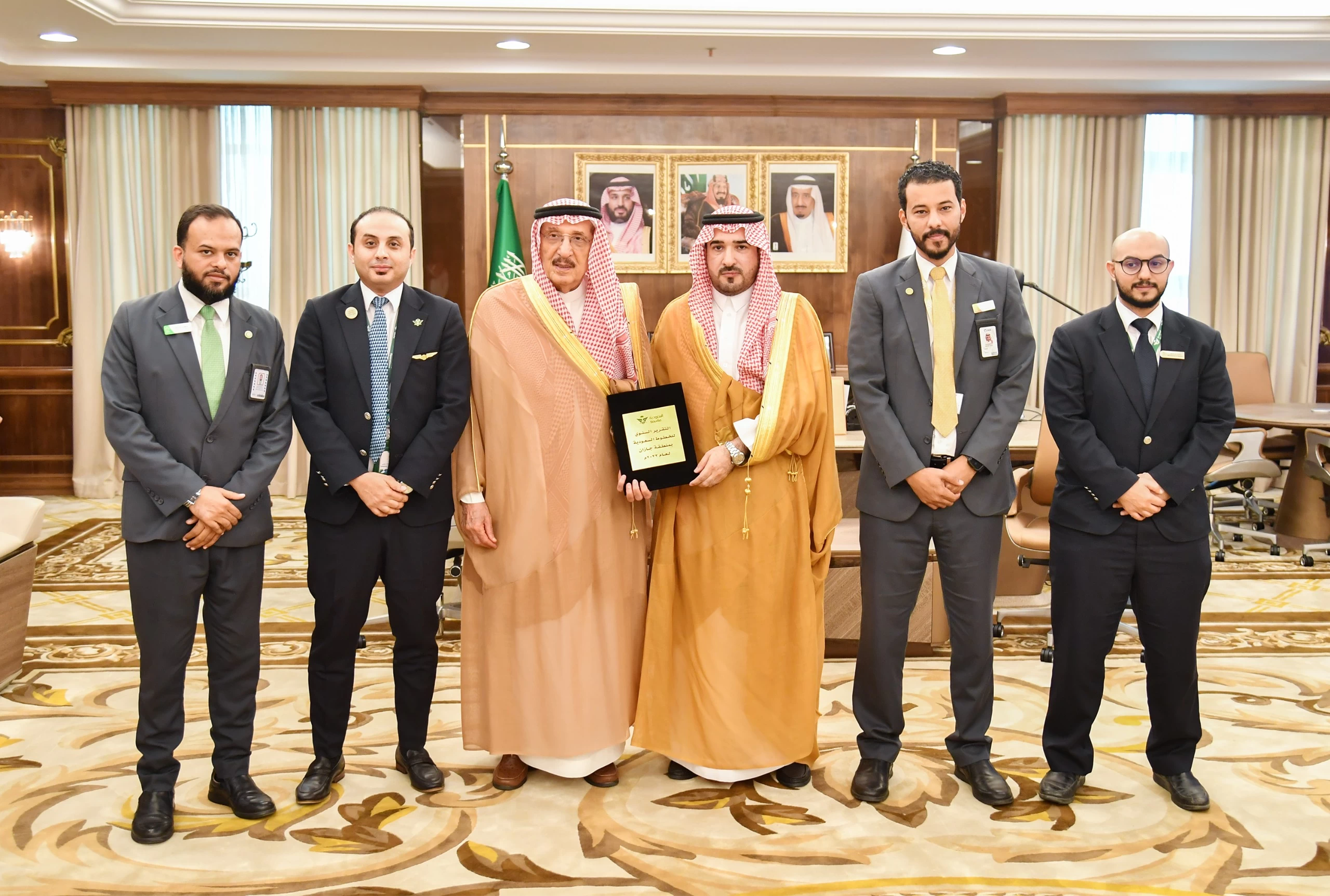 أمير جازان يتسلم التقرير السنوي لأداء الخطوط السعودية بالمنطقة