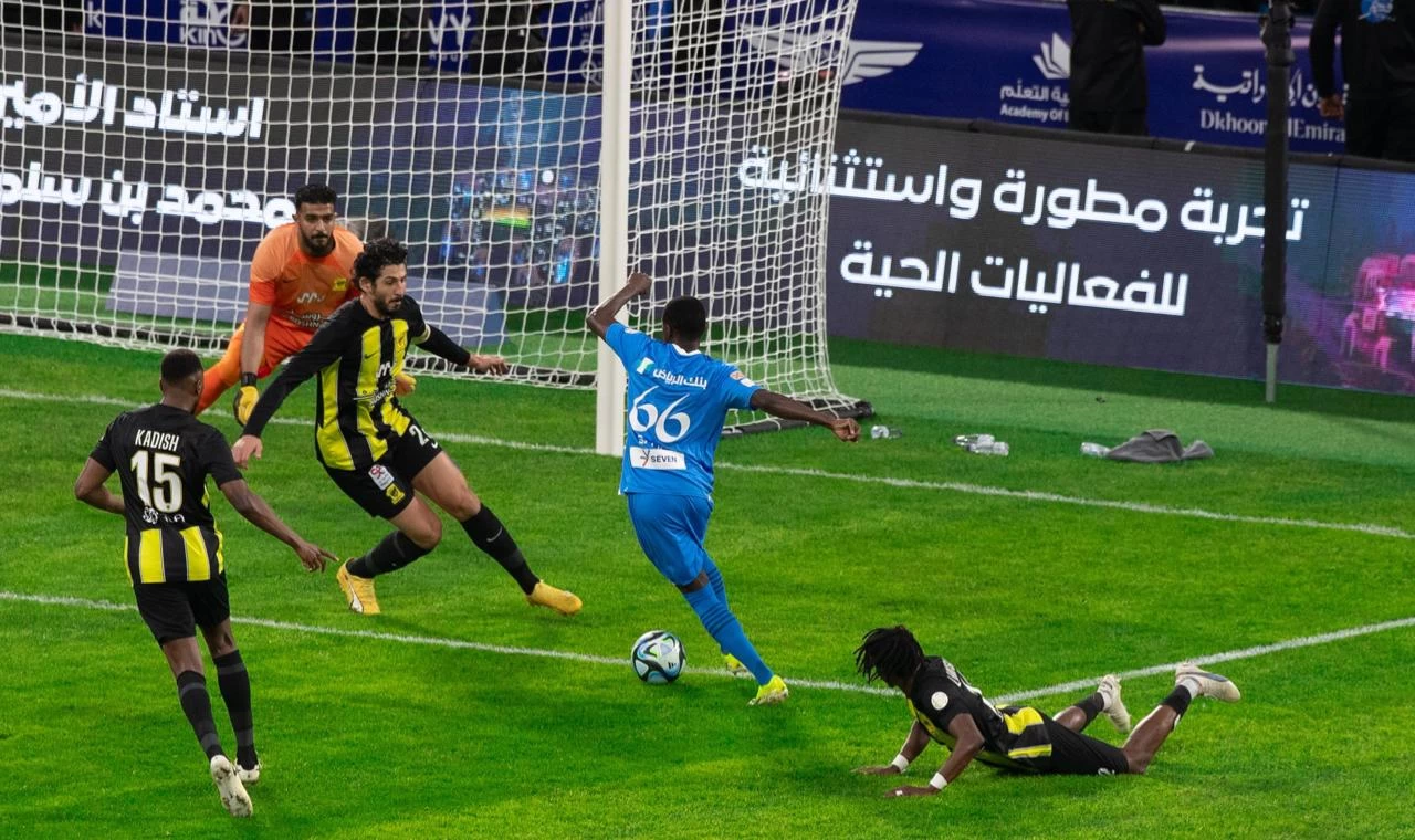 في قمة الجولة 22 ، الهلال ينفرد بصدارة الدوري على حساب الاتحاد.  