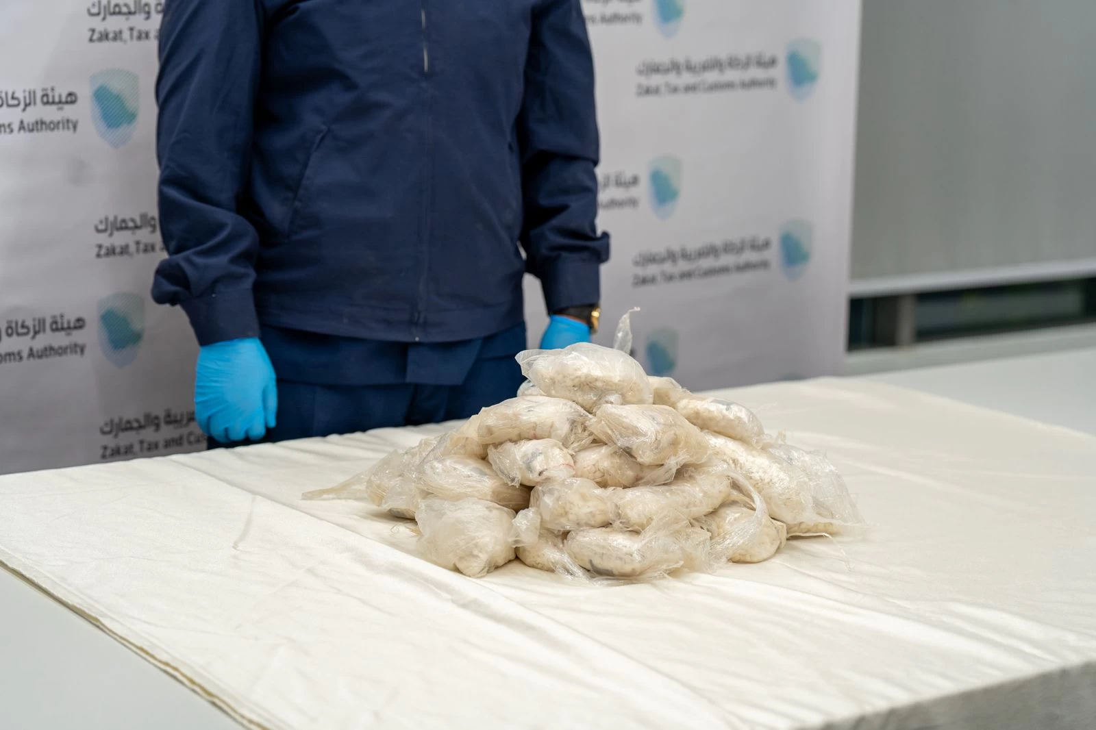 "الزكاة والضريبة والجمارك" في منفذ الحديثة تحبط محاولتي تهريب أكثر من 63 ألف حبة كبتاجون 