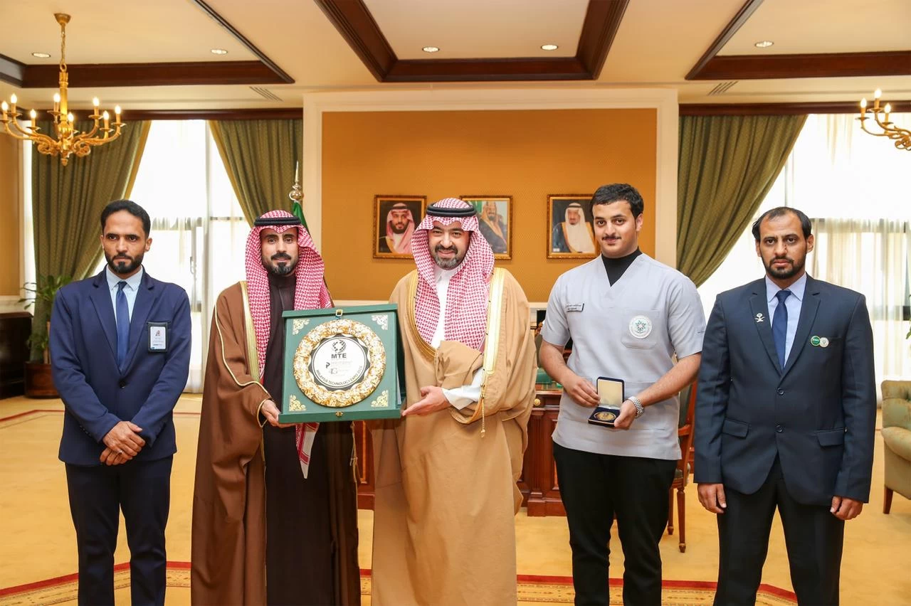 نائب أمير تبوك يستقبل الفائز بالميدالية الذهبية بمعرض MTE للابتكارات والاختراعات التقنية 