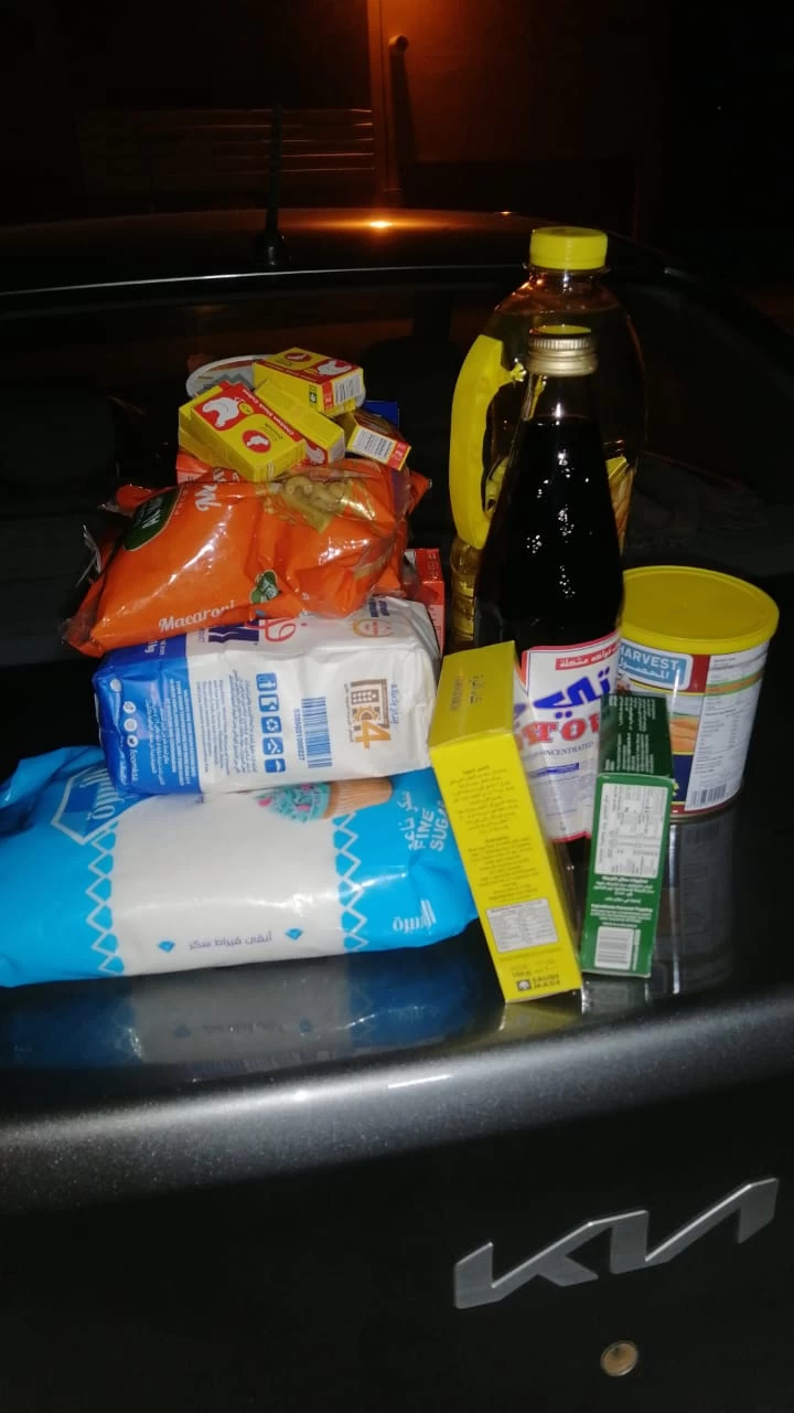 "فريق 'بصمة الشمال' التطوعي يوزع سلات رمضانية على الأسر الأكثر حاجة في عرعر"