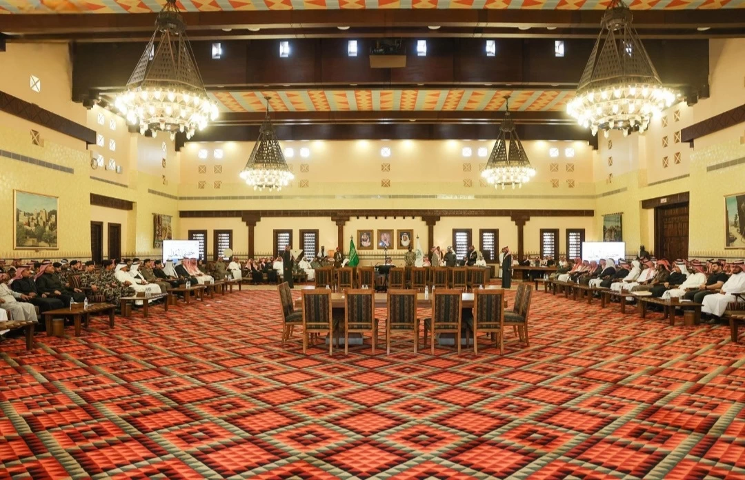 أمير عسير يلتقي عددًا من المواطنين والمقيمين بالمنطقة 