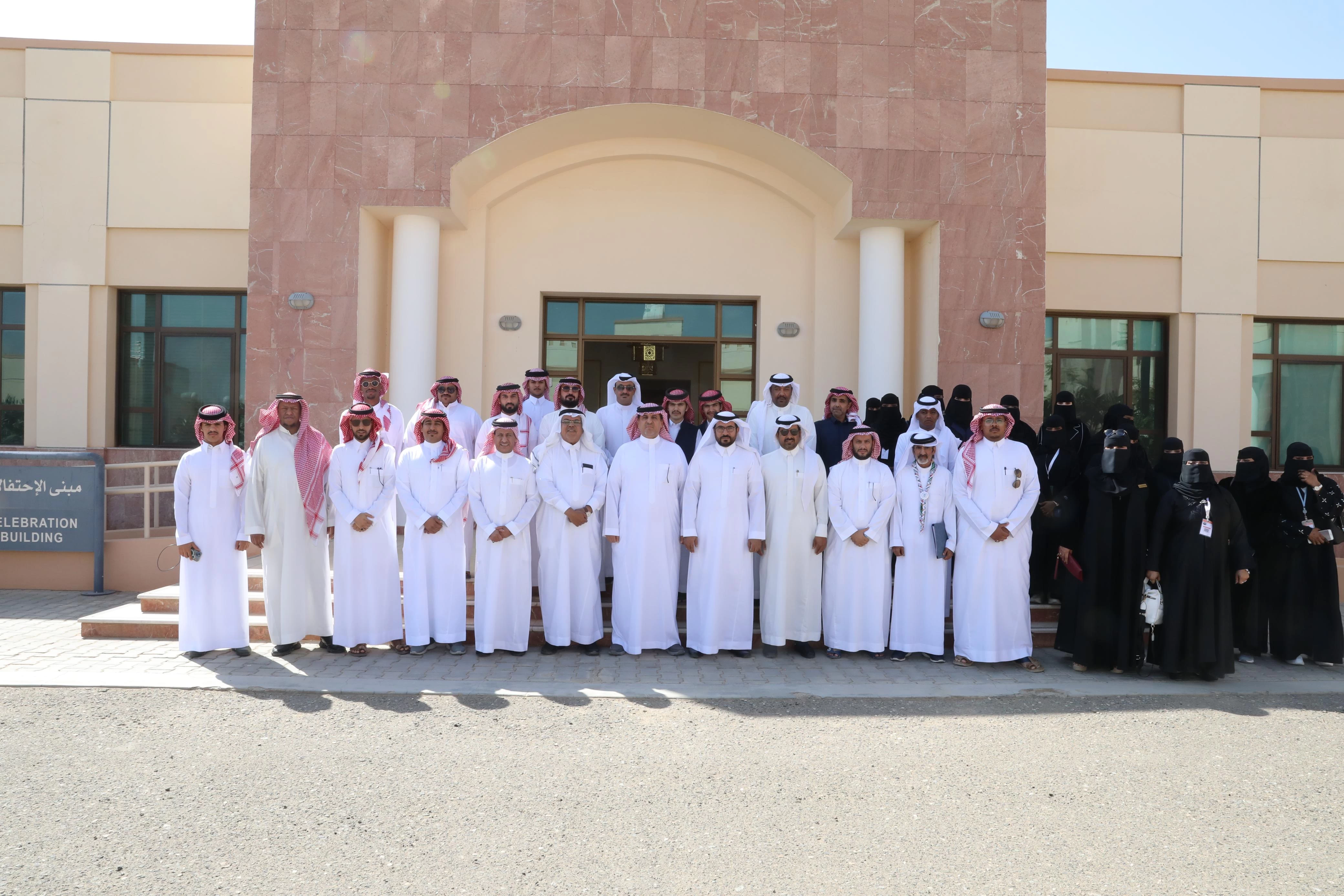 محافظ بيشة يعقد اجتماعًا مع لجنة الإعلام في مبادرة "أجاويد 2"