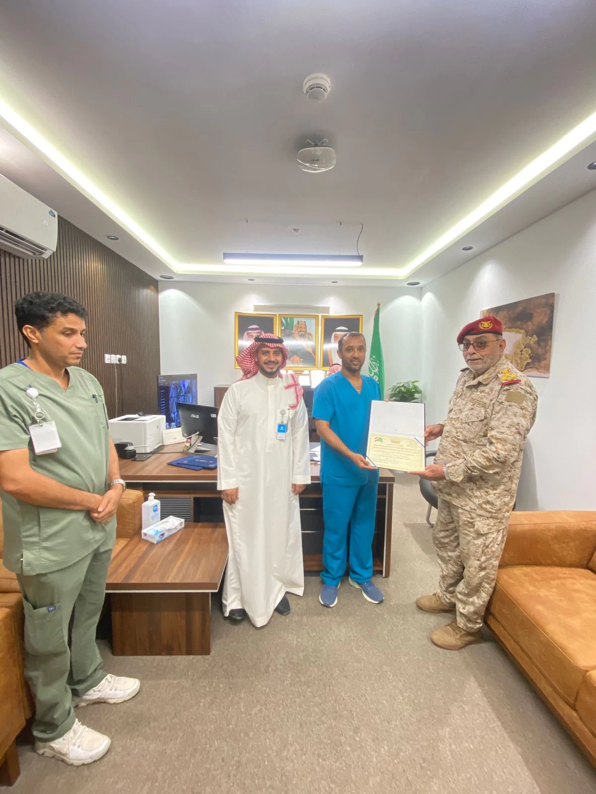 قيادة المنطقة العسكرية الخامسة بوزارة الدفاع اليمنية تكرم الأبطال المناوبين بتجمع جازان بمستشفى الموسم العام 