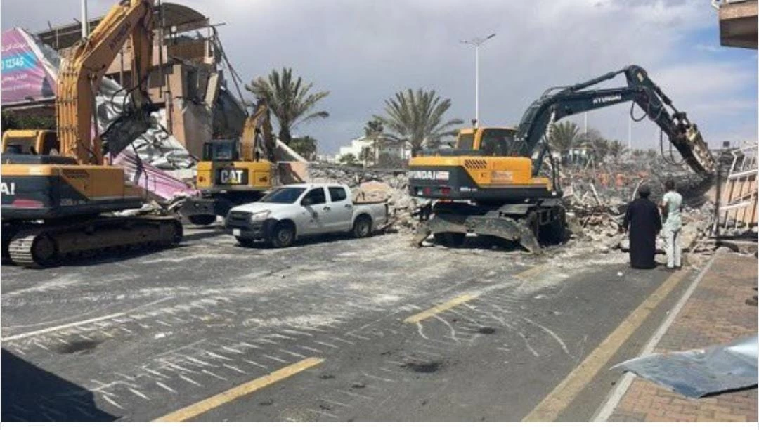 سقوط جزء من جسر مشاة بخميس مشيط يربك مستخدمي الطريق