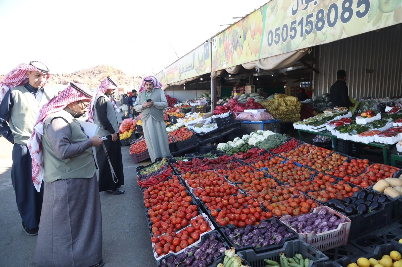 "البيئة والمياه" بحائل تخالف "39" منشأة، وتنذر "44" لمخالفتهم الاشتراطات الصحية. 