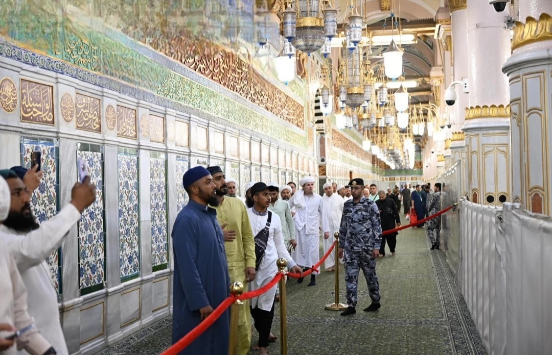 جهود إنسانية وأمنية يجسدها رجال الأمن في المسجد النبوي الشريف 