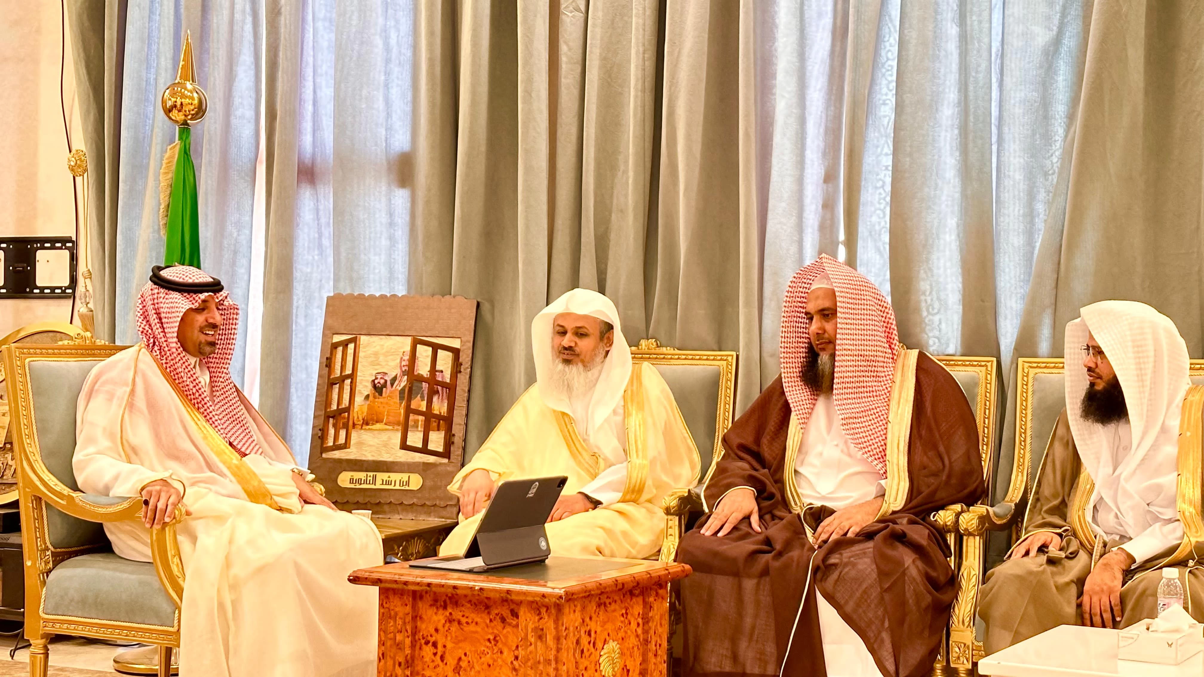 محافظ المخواة ومحافظ الحجرة بالباحة يفعلان حملة "الأمر بالمعروف" (الدين يسر)