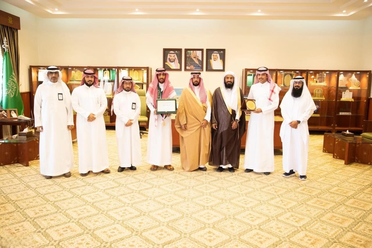 محافظ الخرج يكرم الطالب " الطليان " بمناسبة تحقيقه الميدالية الذهبية ضمن منافسات الشعر والقصة والرواية