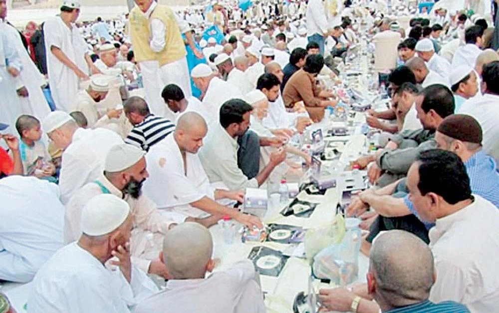 " سُفر إفطار الصائمين ".. مشهد إيماني يجسّد معاني البذل والخير في رحاب المسجد النبوي