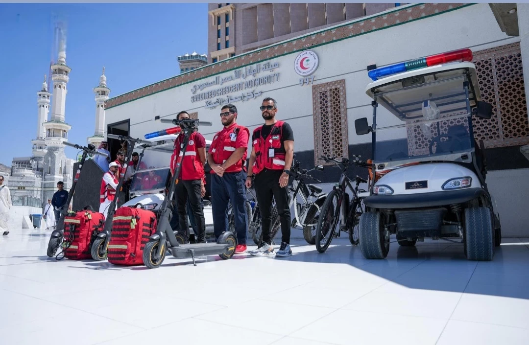 الفرق الإسعافية تعيد النبض لمعتمر في ساحات الحرم المكي 