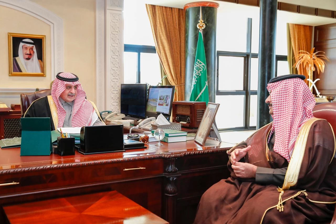 أمير تبوك يستقبل مدير التحريات الإدارية بالمنطقة 