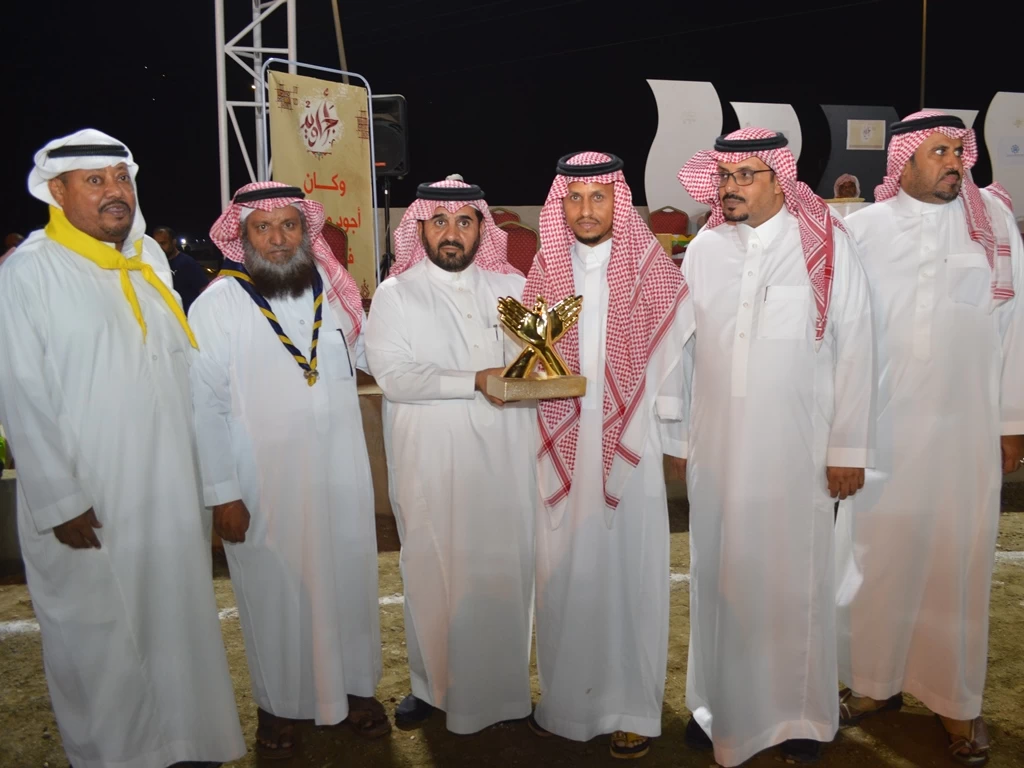 "محافظ محايل" يكرم أجاويد الريش بمركز النشاط الاجتماعي