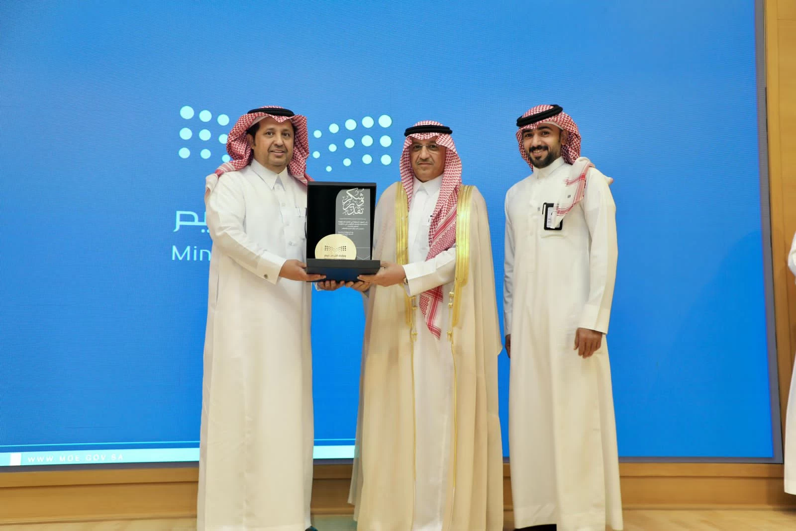 ‏وزير التعليم يكرم المدير العام لإدارة تعليم الجوف 