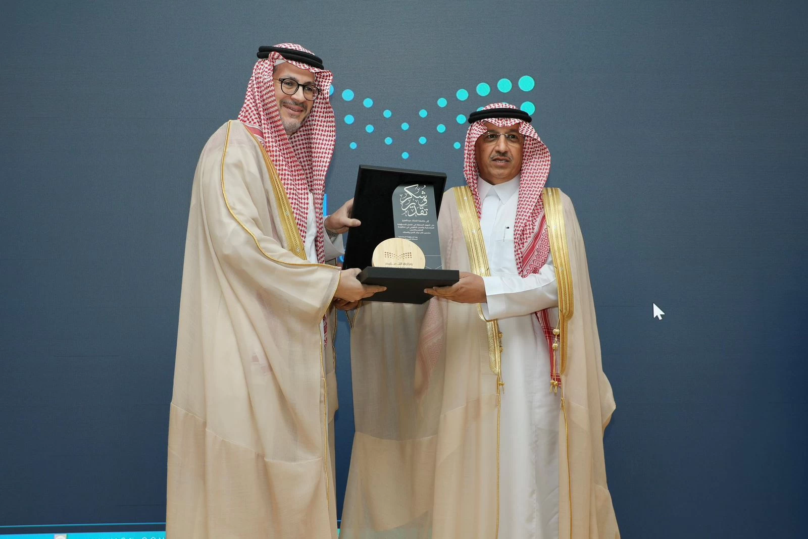 معالي وزير التعليم يكرّم جامعة الملك عبدالعزيز في حفل شركاء المسؤولية المجتمعية.