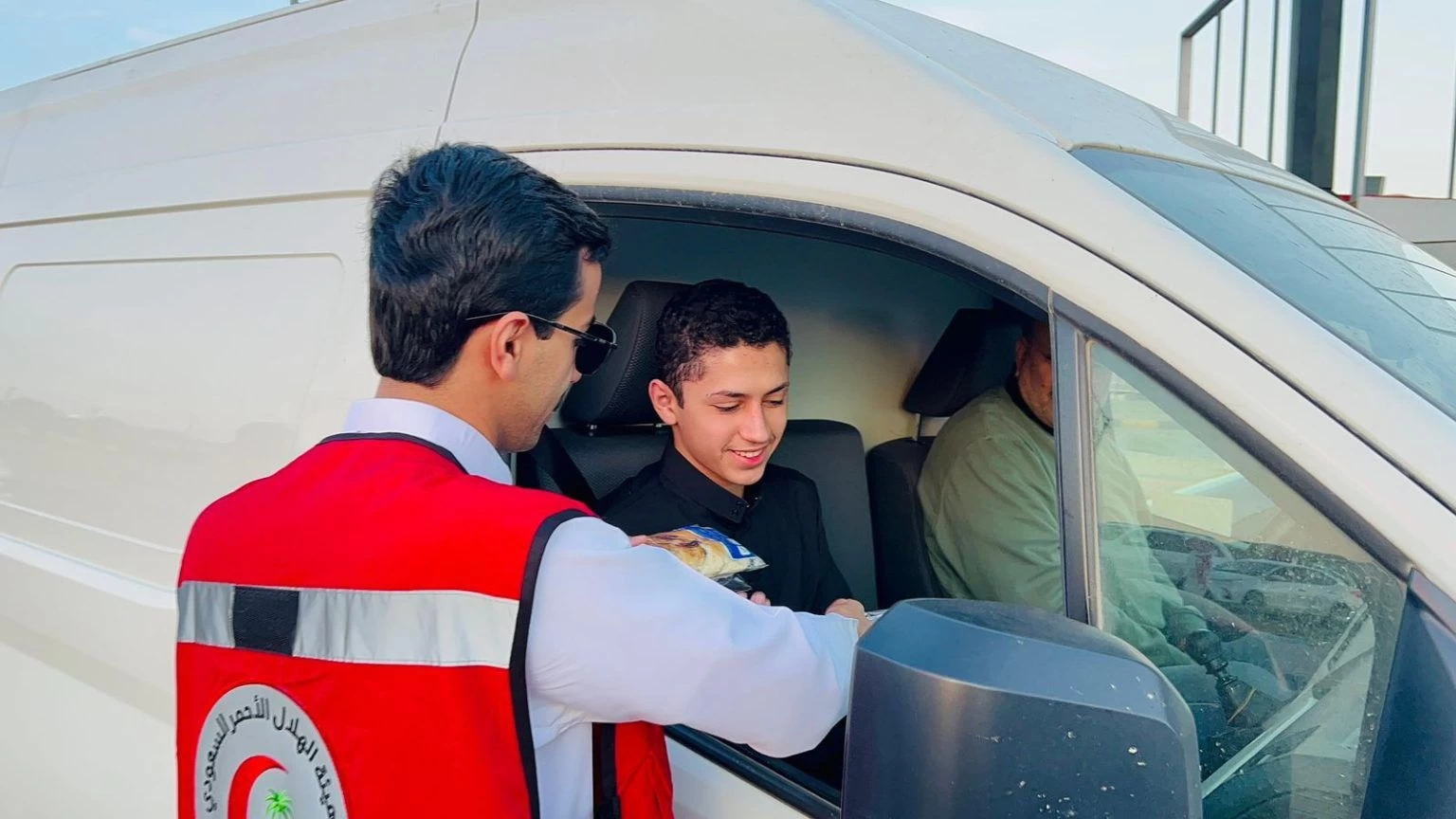 متطوعو الهلال الأحمر بالجوف يوزعون وجبات الإفطار على الصائمين