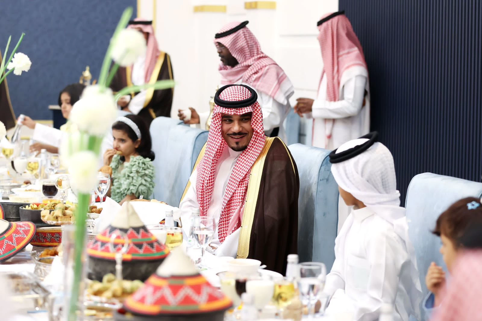 نائب أمير منطقة نجران يشارك أبناء الجمعية الخيرية لرعاية الأيتام بنجران مأدبة الإفطار في اليوم العربي لليتيم .