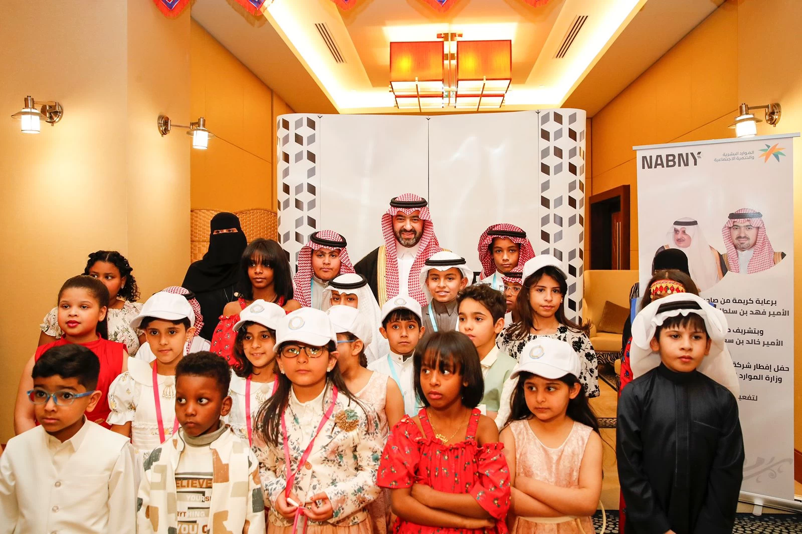 نائب أمير منطقة تبوك يشارك أبناءه الأيتام إفطارهم 