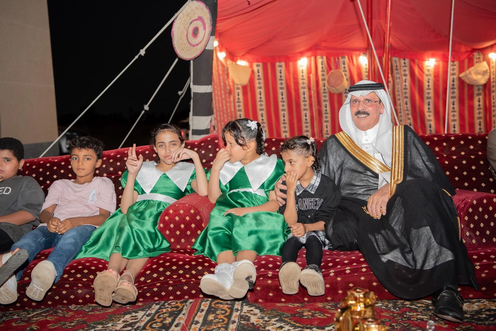 محافظ أحد المسارحة يشارك ايتام جمعية البر الإفطار الرمضاني 