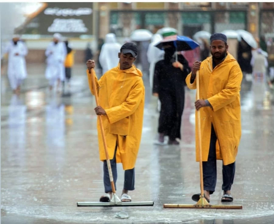 الهيئة العامة للعناية بشؤون المسجد النبوي تكثف أعمالها خلال هطول الأمطار على المدينة المنورة 