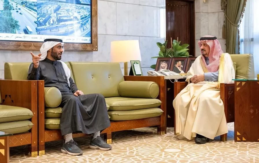 أمير منطقة الرياض يستقبل المواطن "العنزي" منقذ الطفلة 